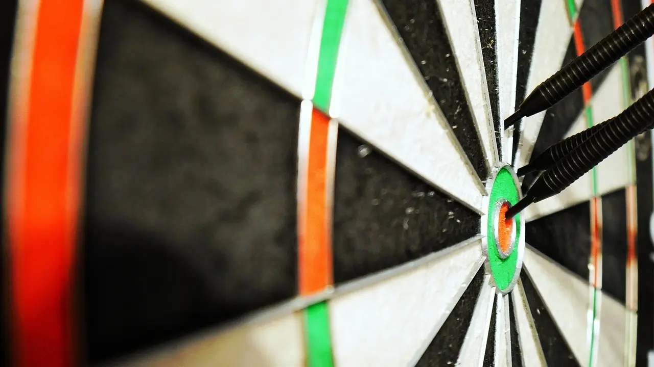 Dartskive med pile i bullseye