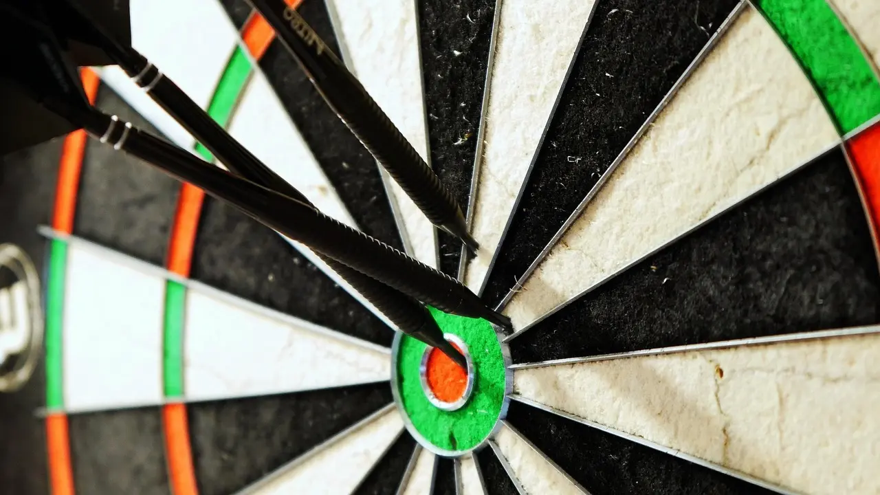 Dartskive med tre pile i midten